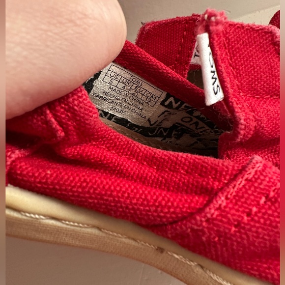 🛍️ Bright candy apple red, baby Tom’s, size 5 🍎 - Picture 7 of 11